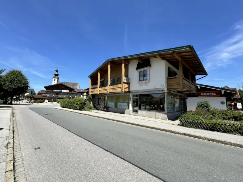 Ansicht Südost - Haus kaufen in Inzell - Zentrumsnahes Wohnhaus mit Gewerbe (oder Wohnen) im EG und Garage