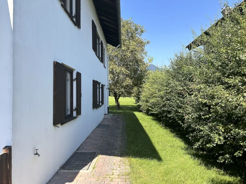 Weitere Impressionen: Zugang zum Haus (Ostseite des Grundstücks)