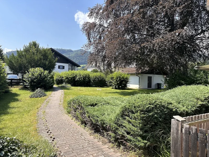 Weitere Impressionen: Der Weg von der Straße zum Bestandsgebäude