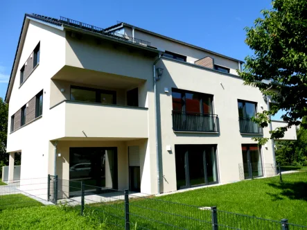 Außenansicht - Wohnung mieten in Waldkraiburg - Neubau/Erstbezug, W Nr. 1 im EG, 2 Zimmer,  Terrasse + eigener Garten + Einbauküche