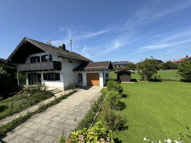 Ansicht Südost - Haus kaufen in Prien am Chiemsee - Ruhiges Einfamilienhaus mit Garage auf großem (Bau-) Grund