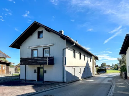 Ansicht - Haus kaufen in Rosenheim - Komplett vermietetes Dreifamilienhaus mit fünf Außenstellplätzen!