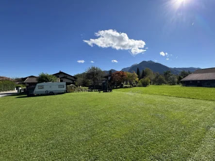 Blick nach Südost vom Nordwesteck - Grundstück kaufen in Grassau - Ruhiges, sonniges, erschlossenes Baugrundstück mit herrlichem Bergblick