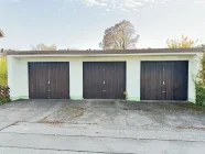 Garage links gehört zur Wohneinheit