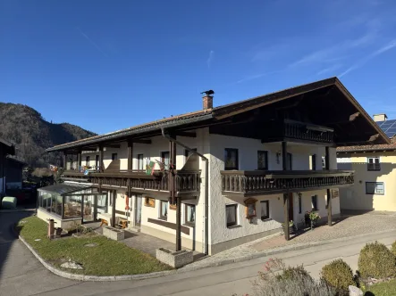 Ansicht Südost - Haus kaufen in Ruhpolding - Ruhiges Gästehaus mit 8 Ferien- und Betreiber-Whg., Garagen, 4er-Carport, Lager/Stall auf 5458 m²