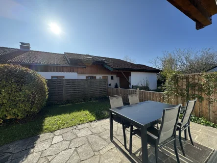 Blick nach Südwest - Haus kaufen in Übersee am Chiemsee - Ruhiges Reihenhaus mit Südgarten, großer Terrasse und Garage