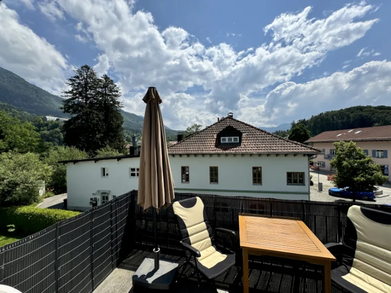 Blick nach Süd - Wohnung kaufen in Marquartstein - Lichtdurchflutete, behindertengerechte 2-Zi.-ETW mit großem Bergblickbalkon, Lift und Carport