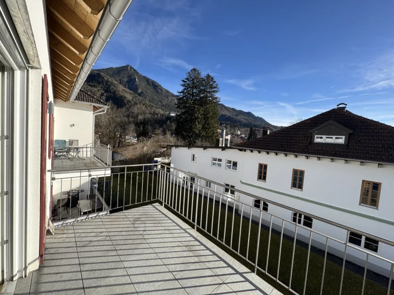 Blick nach Südost - Wohnung kaufen in Marquartstein - Lichtdurchflutete, behindertengerechte 2-Zi.-ETW mit großem Bergblickbalkon, Lift und Carport