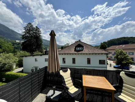 Blick nach Süd - Wohnung kaufen in Marquartstein - Lichtdurchflutete, behindertengerechte 2-Zi.-ETW mit großem Bergblickbalkon, Lift und Carport