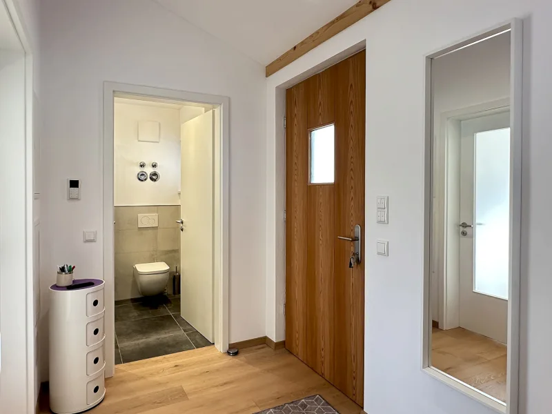 Eingang der Wohnung mit Blick zum Bad mit Dusche und WC