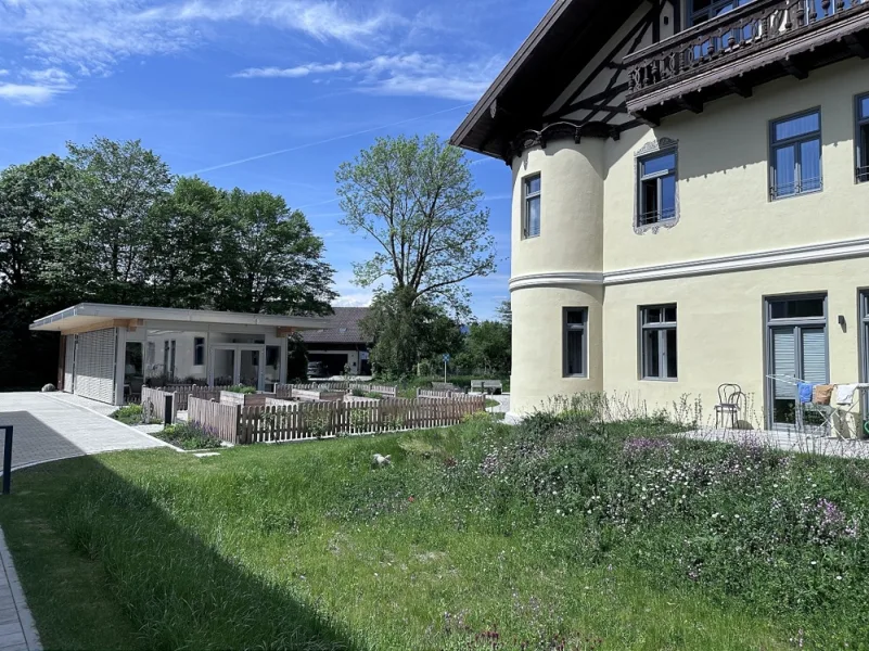 Denkmalobjekt "Historisches Gebäude" mit Blick auf den Gemeinschaftspavillon