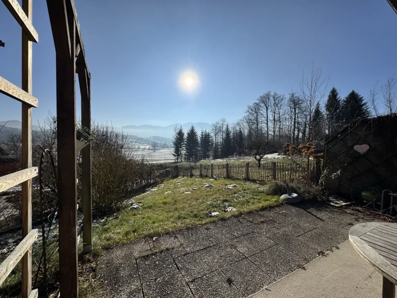 Blick nach Süd - Wohnung kaufen in Bergen (Bernhaupten) - Erneuerte 1,5-Zi.-Garten-ETW mit herrlichem Natur- und Bergblick