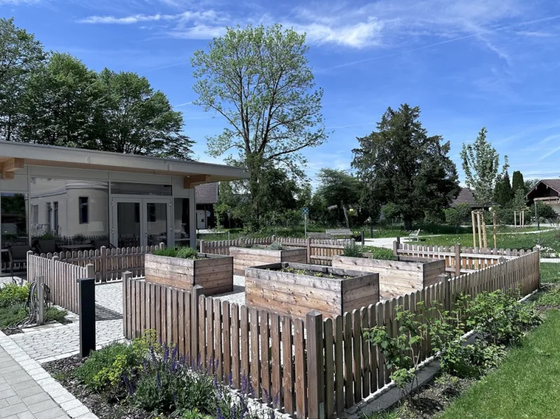 Hochbeetgarten mit Blick zum Gemeinschaftspavillon