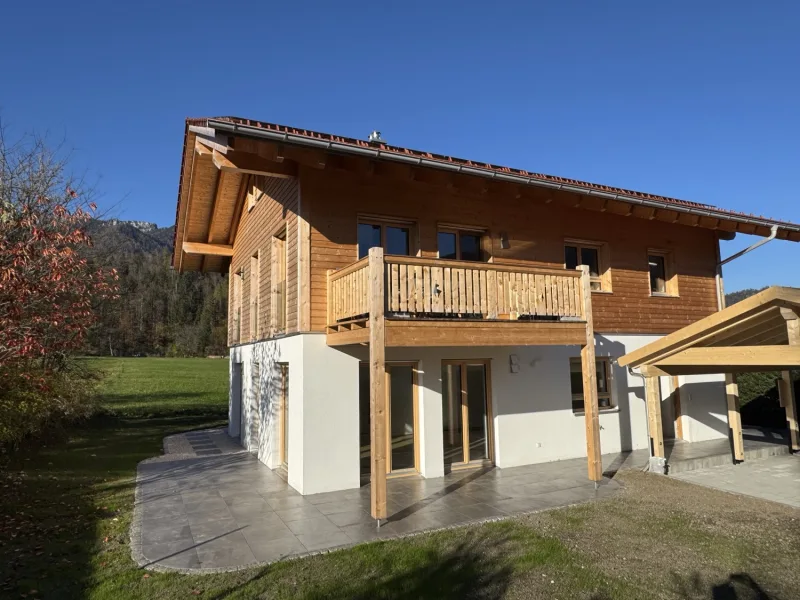 Ansicht Süd - Wohnung mieten in Schleching - Neue Garten-Wohnung bis 3,5 Zimmer am Naturrand im Passivhaus mit Carport