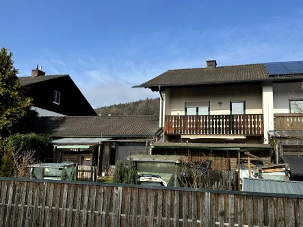 Außenansicht - Haus kaufen in Aschau am Inn - DHH mit Potential -derzeit vermietet- in Aschau am Inn