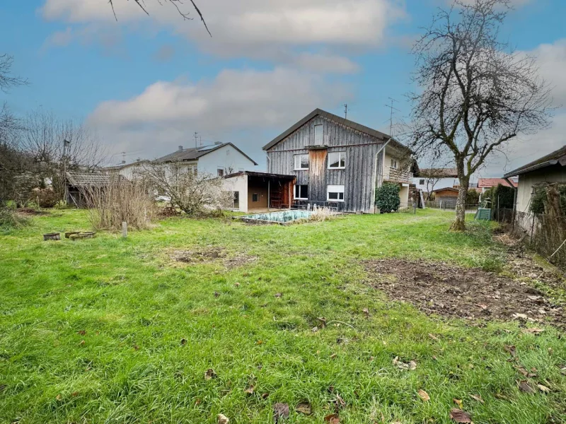 Blick über den Garten zur Westseite