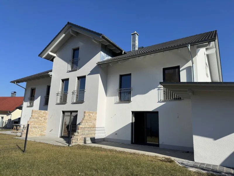 Außenansicht - Haus kaufen in Neuötting - Erstbezug! Freuen Sie sich auf dieses solide Reiheneckhaus mit Garage und Garten