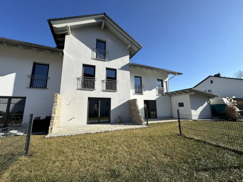 Außenansicht - Haus kaufen in Neuötting - Solides Reihenmittelhaus mit Garten und Garage-Erstbezug