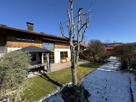 Ansicht Südwest - Haus kaufen in Übersee - Modernisierte DHH mit EBK, Ofen, Doppelgarage, Carport und 3 Hütten