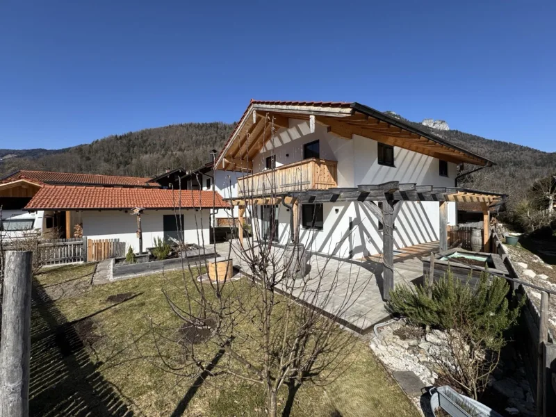 Ansicht Südost - Haus kaufen in Schleching (Mühlau) - Stilles, modernes Einfamilienhaus mit Einbauküche, Garage und Gartenhaus