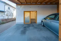 Zugang seitlich über Carport