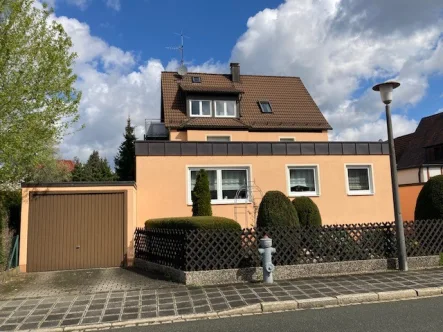 Außenansicht - Haus kaufen in Schwaig - Gepflegtes Dreifamilienhaus mit drei Garagen und Werkstatt in Schwaig