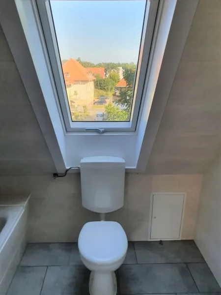 WC im neu sanierten Bad mit Fenster