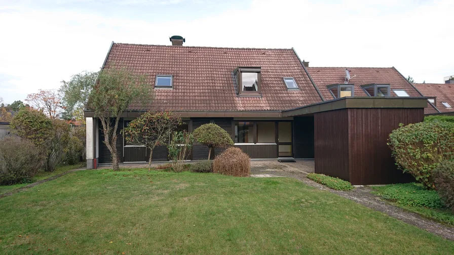 Ansicht auf Haus von Garten - Haus mieten in Röthenbach - Gemütliches Reiheneckhaus in Röthenbach an der Pegnitz