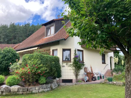 Haus Gartenseite - Haus kaufen in Obererlbach - Wohnen mit besonderem Flair: Einfamilienhaus mit Gartenoase in ruhiger Lage!