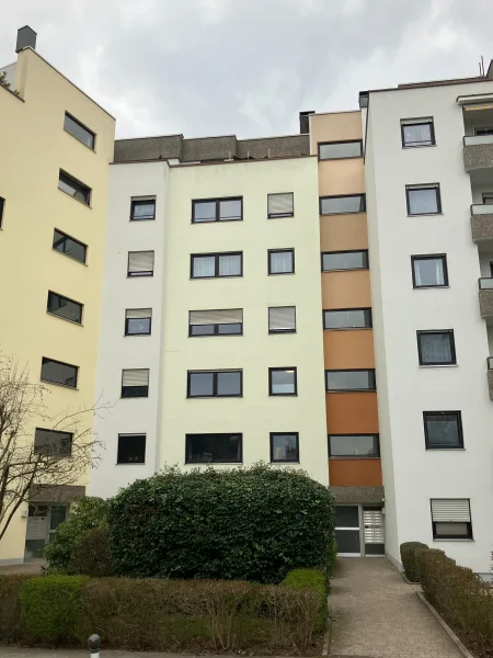 Außenansicht - Wohnung mieten in Nürnberg - Hübsche, neu renovierte 3-Zimmer-Wohnung mit großem Balkon!