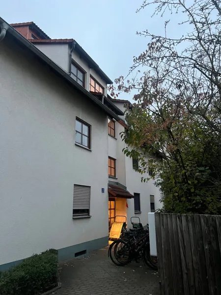 Außenansicht - Wohnung mieten in Nürnberg - Gemütliche 2-Zimmer-Wohnung mit geräumigem Balkon!