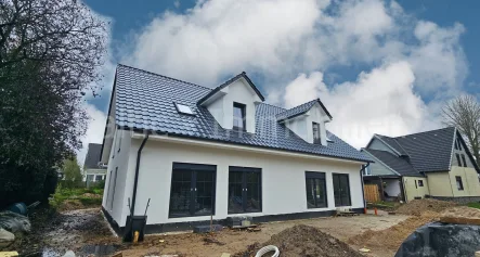 Hausansicht - Haus kaufen in Mönkhagen - Erstbezug einer Doppelhaushälfte!- Fertigstellung 2025 -