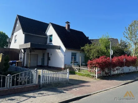 Außenansicht - Haus kaufen in Schortens - Einfamilienhaus mit Garage in Schortens!