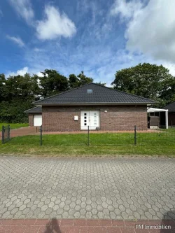 Frontansicht - Haus kaufen in Großheide / Westerende - Großheide/ Westerende - neuwertiger Bungalow mit Dachgeschosswohnung!