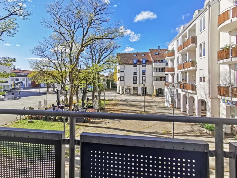 Blick vom Wohnzimmerbalkon - Wohnung kaufen in Unterhaching - Gemütliche 2-Zimmerwohnung Nähe Rathaus und Ortspark - mit Aufzug und Balkon