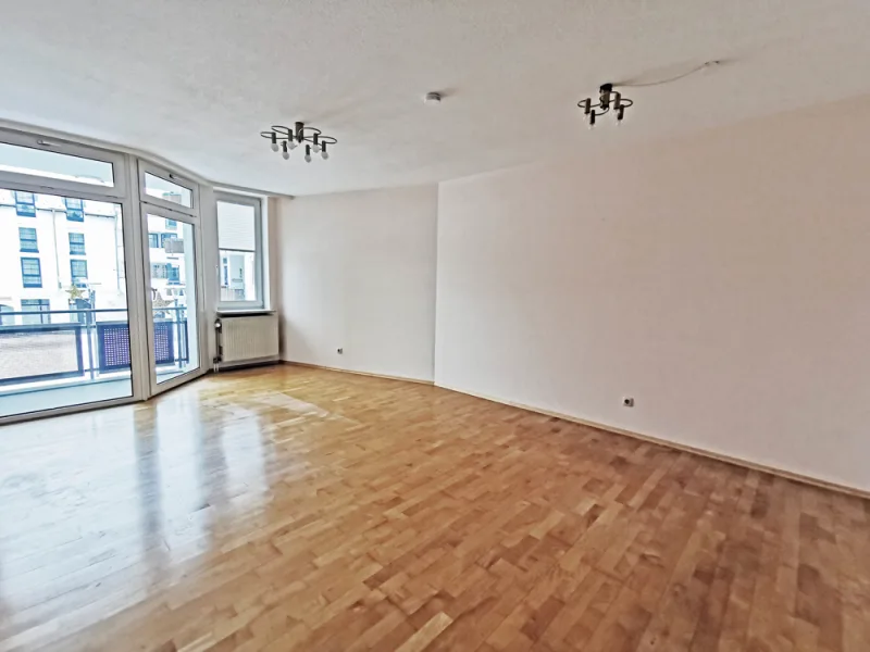 Helles Wohnzimmer mit Westbalkon