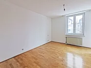 Schlafzimmer mit Fenster und Balkonzugang