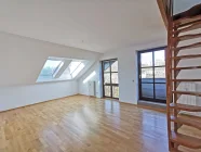 Gemütliches Wohnzimmer mit Speicherzugang und Balkon