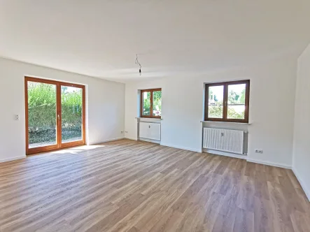 Helles Wohnzimmer - Wohnung mieten in Taufkirchen - In diese frisch modernisierte Wohnung können Sie noch vor Weihnachten einziehen....