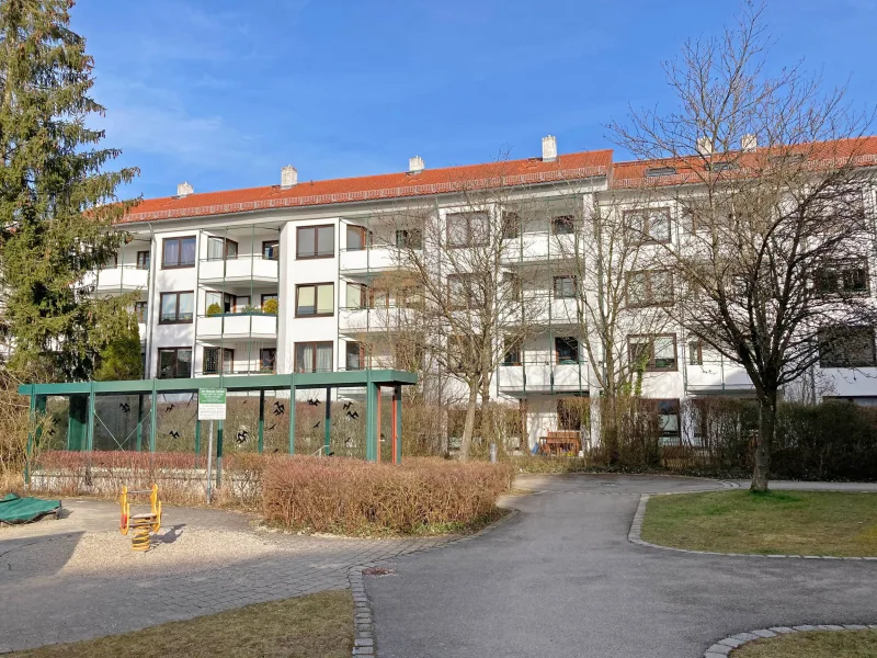 Fassade - Wohnung mieten in Unterhaching - Familienfreundliche 3-Zimmerwohnung mit schönem Süd-Westbalkon...