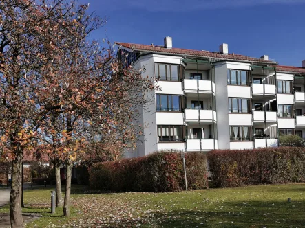 Fassade Südseite - Wohnung mieten in Unterhaching  - Sonnige Dachgeschosswohnung (ohne Schrägen) mit großem Süd-Balkon....