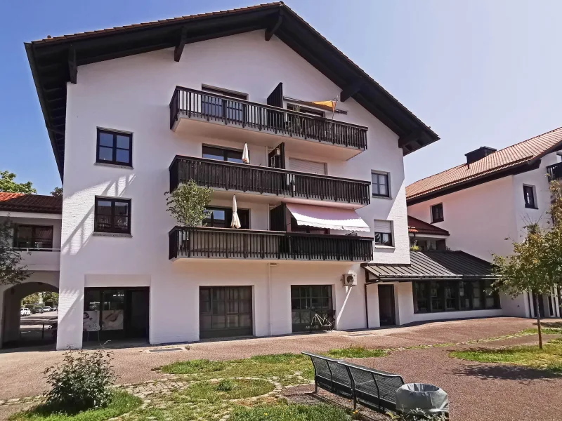 Gebäude im oberbayerischen Stil - Wohnung mieten in Deisenhofen - Großzügige Dachgeschosswohnung mit offener Küche und terrassenartigem Balkon in TOP-Lage***ERSTBEZUG nach Modernisierung