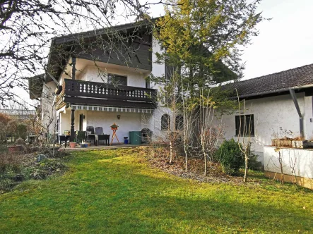 Fassade mit Garten - Haus mieten in Taufkirchen - Mit großem Garten und viel Platz in den Sommer starten...