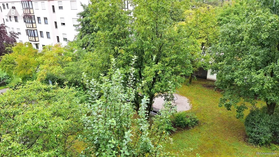 Balkon Blick 1 - Wohnung kaufen in München - Charmante 2-Zimmer-Wohnung in Perlach Süd – Ruhige Lage mit schönem Gartenblick!