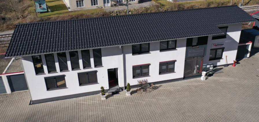 Hausansicht 1 - Zinshaus/Renditeobjekt kaufen in Peißenberg - Modernes Bürogebäude, mit angrenzender Lagerhalle sowie Einzelgaragen in Peißenberg