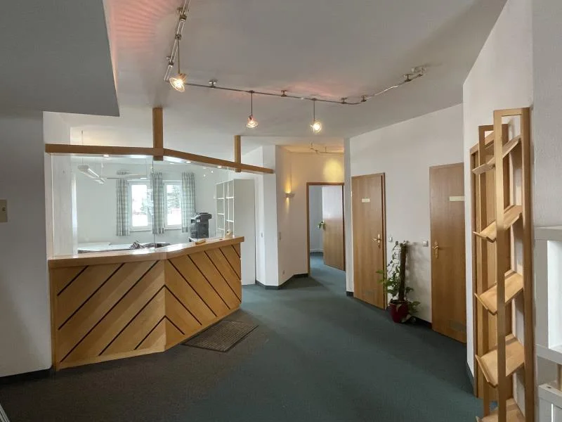 Eingangsbereich - Büro/Praxis mieten in Weilheim - Provisionsfrei! schöne Bürofläche im Süden von Weilheim im 1. Obergeschoss mit Balkon und Aufzug