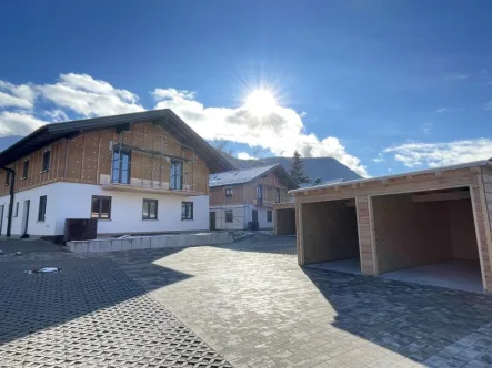 Außenansicht - Haus kaufen in Ohlstadt - energieeffiziente Neubau-Doppelhaushälfte mit bezauberndem Garten und Garage in Ohlstadt bei Murnau