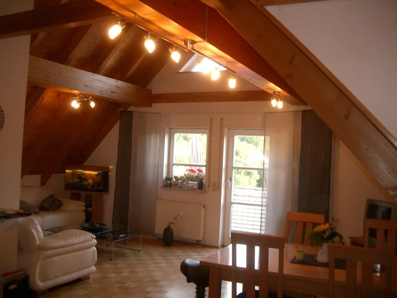 Wohnzimmer mit sichtbarem Dachstuhl