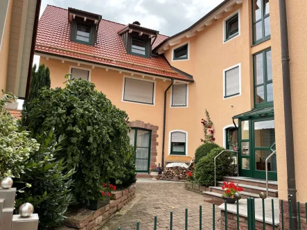 Kleine Wohnanlage mit Innenhof - Wohnung mieten in Wertheim / Ortsteil Lindelbach - Großzügige Wohnung in lebendiger Dorfgemeinschaft