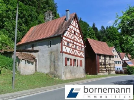 Hausansicht mit Stall - Haus kaufen in Hartenstein , Mittelfr - Denkmalgeschütztes Bauernhäuschen mit Blick auf die Pegnitz!